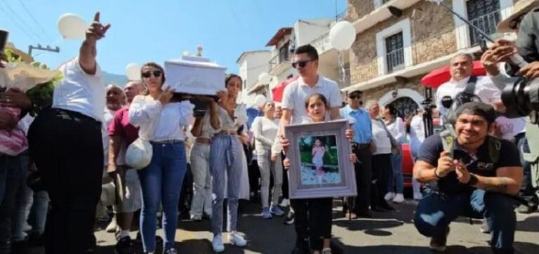 "Camila esta es tu lucha"; con globos y flores despiden a la niña de 8 años