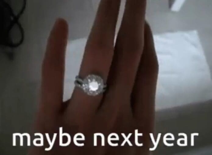 Critican a mujer en redes tras juzgar a su amiga por comprometerse con un anillo de Cotsco