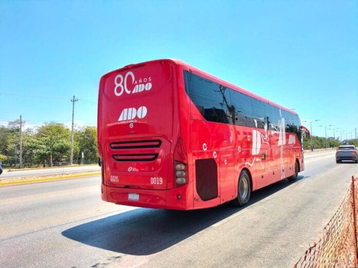 Detienen a dos hombres en Playa del Carmen por asaltar a pasajeros de un camión de ADO