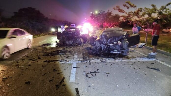 Chocan de frente dos autos en la carretera Cancún-Tulum; reportan una persona muerta
