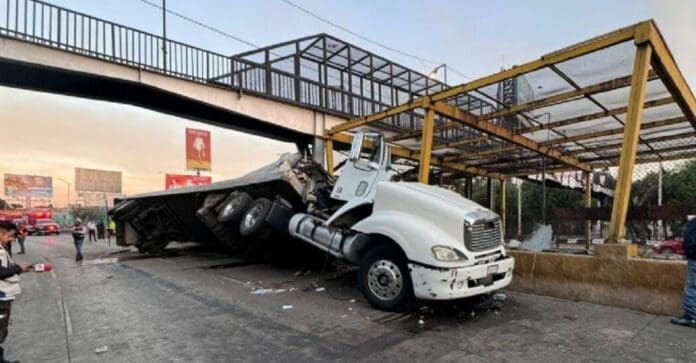 Muere conductor de tráiler que volcó e impactó en la Línea 5 del Metro CDMX