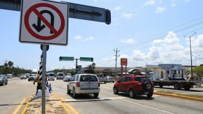 Aviso de cambios de circulación vial, en el boulevard Playa del Carmen