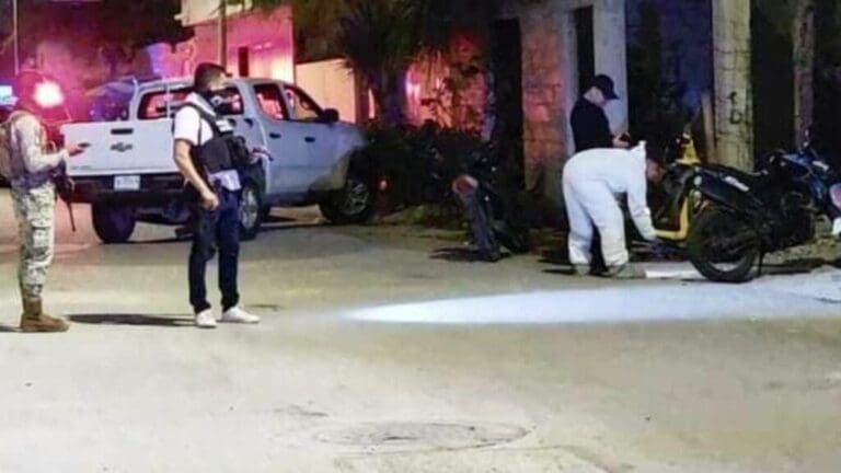 Una pareja fue atacada a balazos en Cozumel mientras se encontraba en un convivio en las inmediaciones de la colonia Félix González Canto.