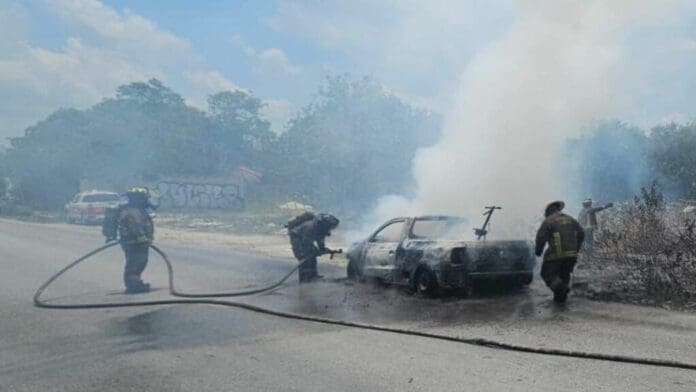 Se incendia vehículo en la carretera a Gas Auto en Cancún; conductor logró salir a tiempo
