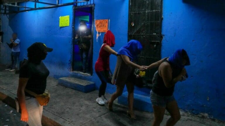 Rescatan a 27 mujeres víctimas de trata en un bar de Cancún