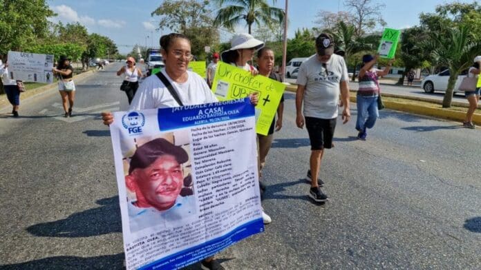 Familiares del conductor de Uber desaparecido marcharon en Cancún este lunes; exigen ayuda de las autoridades.