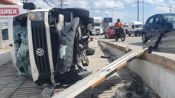 Queda lesionado chofer de una van tras volcar en el bulevar Colosio de Cancún