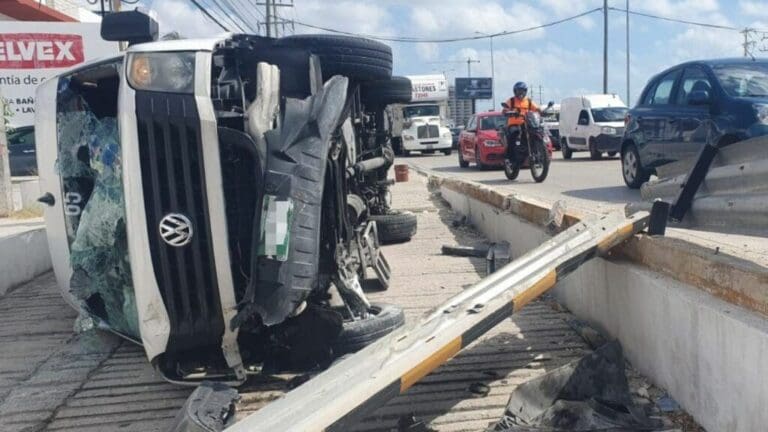 Queda lesionado chofer de una van tras volcar en el bulevar Colosio de Cancún