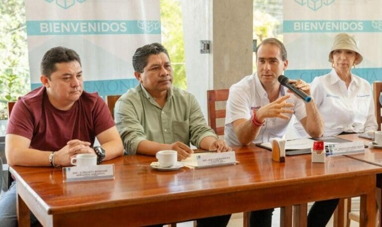 Diego Castañón Trejo continúa con su campaña rumbo a la presidencia municipal de Tulum. Se reúne con empresarios y recorre las calles.