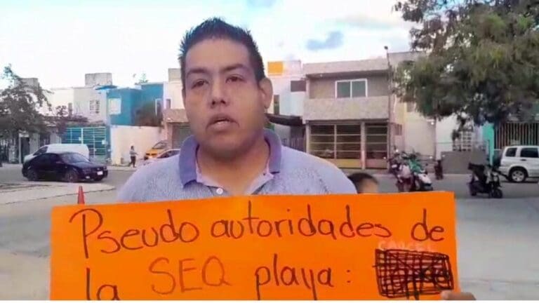 Protestan padres de familia tras reinstalación de maestro acusado de violentar a alumnos