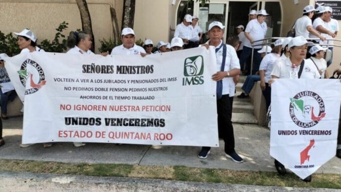 Protestan jubilados del IMSS en Cancún; exigen a la federación que les regrese sus ahorros