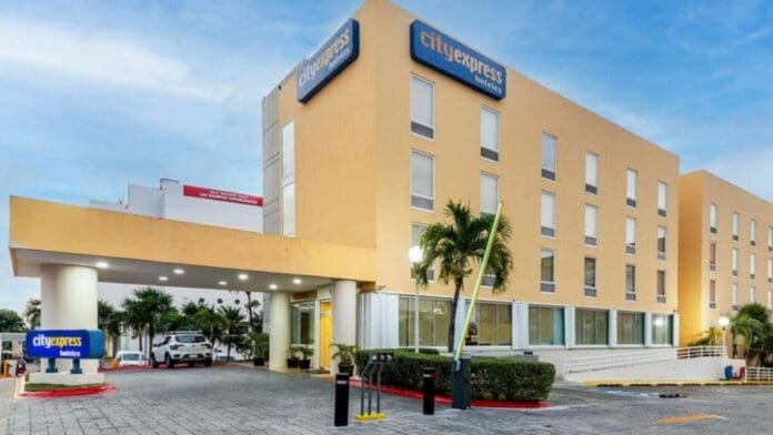 Hallan a turista británico sin vida en hotel City Express Cancún; presunto pacto suicida