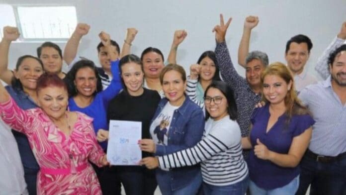 Lili Campos recibe constancia como candidata