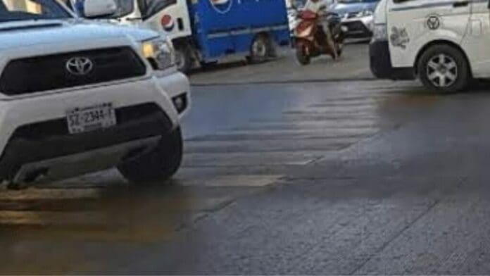 Atropellan a sujeto cuando cruzaba un paso peatonal en Cancún