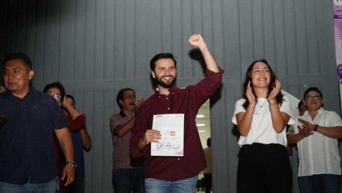 Recibe Eric Arcila Arjona constancia para contender por la Diputación del Distrito 07 en Cancún