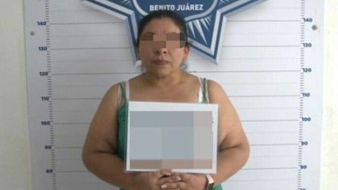 Detienen a una mujer que fue descubierta robando en un Oxxo en Cancún