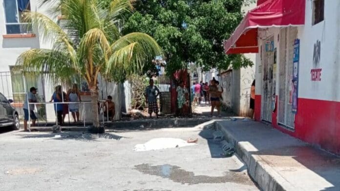 Ejecutan a una persona frente a un minisúper en Cancún