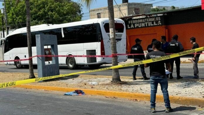 El chofer de un autobús de la empresa Del Valle atropelló a un peatón y lo arrastró hasta dejarlo sin vida en Playa del Carmen.