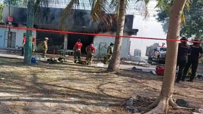 Reportan incendio en una tienda Dunosusa en la Región 99 de Cancún
