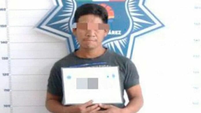 Empleado persigue a sujeto que robó un Oxxo en Cancún y ayuda a su detención