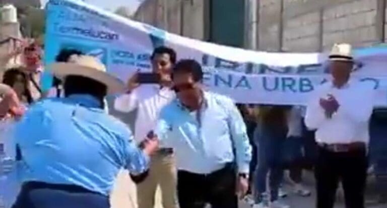 En San Martin Texmelucan, Puebla el exedil y empresario Noé Peñaloza fue captado regalando dinero al candidato a alcalde Irineo Peña.