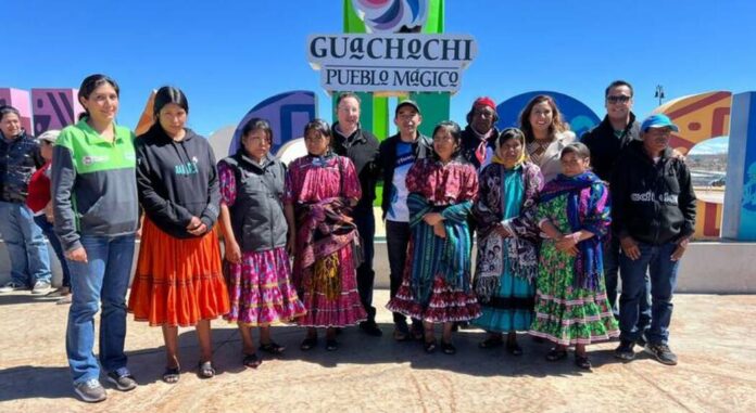 Reciben a corredoras rarámuri con todos los honores en Chihuahua