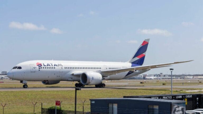 Latam ofrece hasta siete mil dólares a pasajeros del incidente del Boeing 787