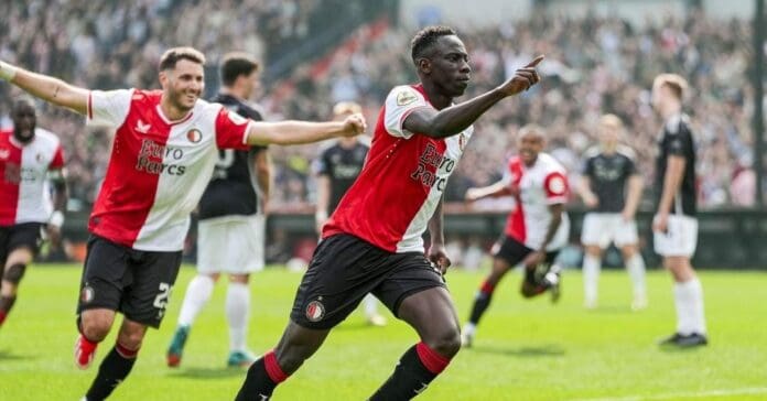 Santiago Giménez acumuló otro partido sin gol pese a que su equipo el Feyenoord venció por 6-0 al Ajax en la Eredivisie.