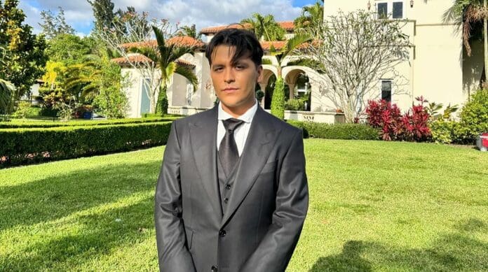 Nodal sorprende con cambio de look y sin huella de tatuajes en el rostro