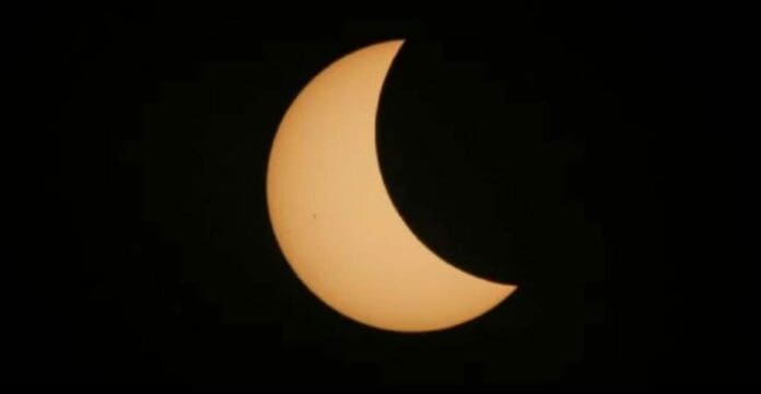 Mujer dispara a las personas en Florida; afirma que Dios le dijo que lo hiciera por el eclipse solar de este lunes 8 de abril.