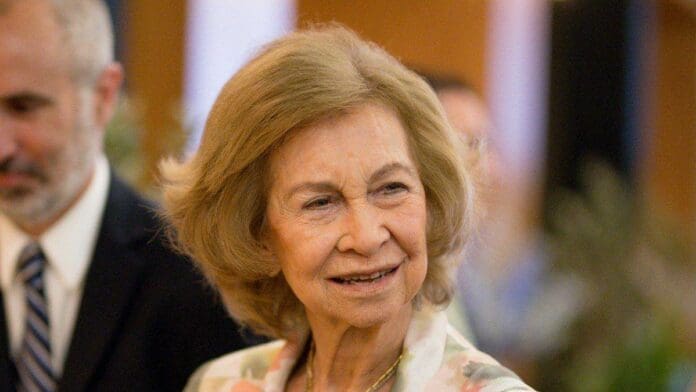 Hospitalizan a la reina Sofía de España