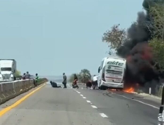 Se incendia autobús de pasajero en Angostura, Sinaloa; reportan al menos cuatro muertos