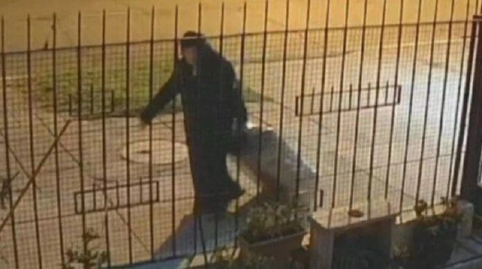 Monja abandona maleta en la calle con el cuerpo de su compañera adentro