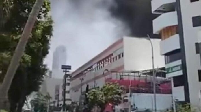 Un incendio se originó la tarde de este viernes en el puerto de Acapulco, en específico en el Centro de Convenciones Copacabana.