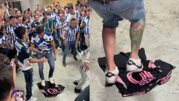 Aficionados de Rayados de Monterrey pisotean y bailan sobre camiseta de Messi