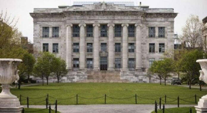 La esposa de un exdirector de la morgue de la Facultad de Medicina de Harvard se declaró culpable de tráfico de partes humanas.