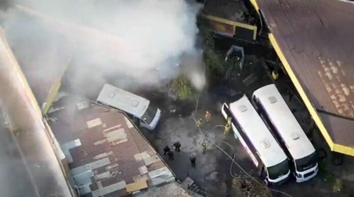 Un helicóptero colapsó en la colonia Rinconada las Playas Infonavit, en la alcaldía Coyoacán de la Ciudad de México.