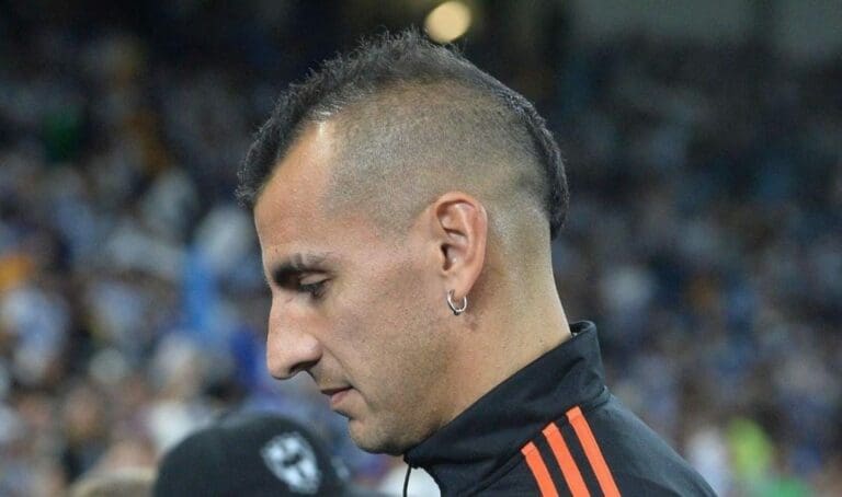 El portero Nahuel Guzmán está de nuevo en medio de una polémica, y es que fue captado apuntando con un láser a futbolistas del Monterrey.