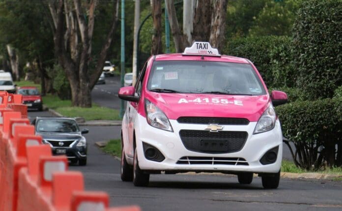 Taxista se vuelve viral por olvidar que llevaba a una pasajera