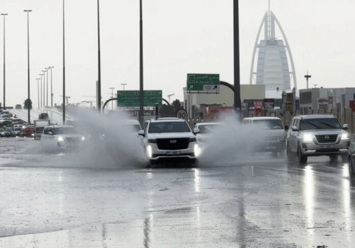 Video: Torrenciales lluvias causan estragos en Emiratos Árabes y Omán