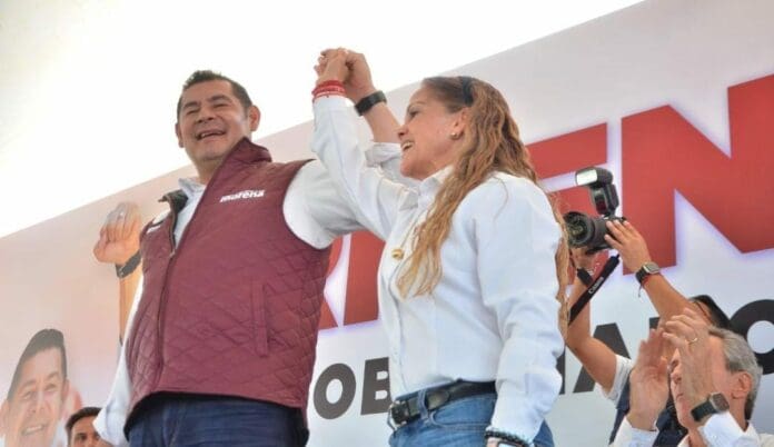 Sujetos armados ingresaron a oficinas de Morena en Puebla para robar. Se llevaron diversos objetos de personas que se encontraban presentes.