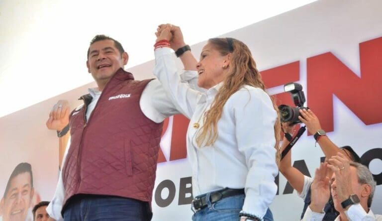 Sujetos armados ingresaron a oficinas de Morena en Puebla para robar. Se llevaron diversos objetos de personas que se encontraban presentes.