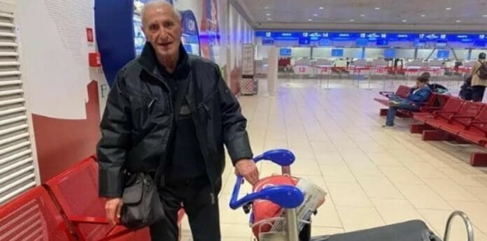 Regalan una casa a hombre de 83 años que vivía en un aeropuerto por falta de dinero