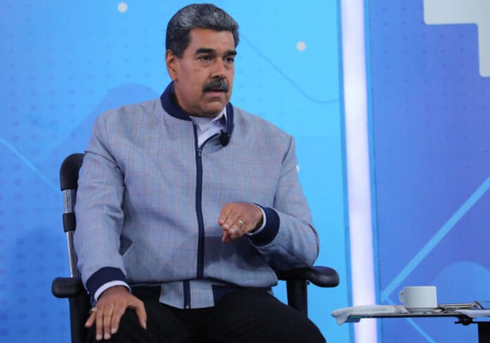 Video: Maduro intenta enviar mensaje en inglés pero fracasa con tremendo oso