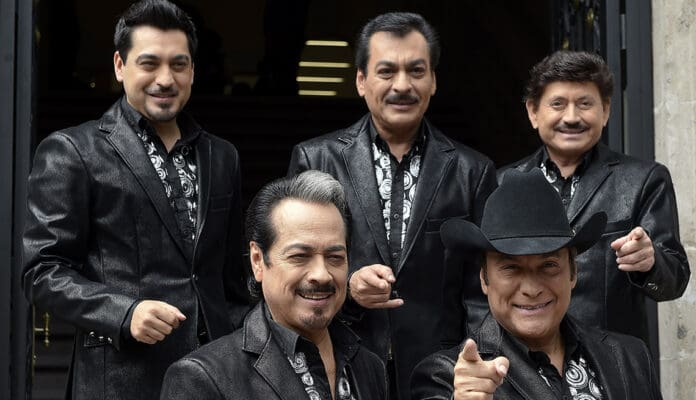 VIDEO: Concierto de Los Tigres del Norte se sale de control en Londres y fans terminan en el escenario