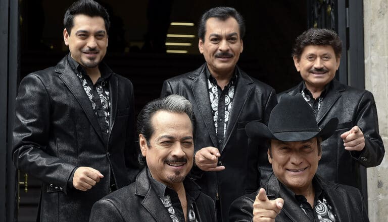 VIDEO: Concierto de Los Tigres del Norte se sale de control en Londres y fans terminan en el escenario