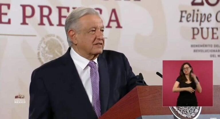 AMLO dio a conocer en su conferencia que ha hablado un par de veces con su antecesor en el cargo, Enrique Peña Nieto.