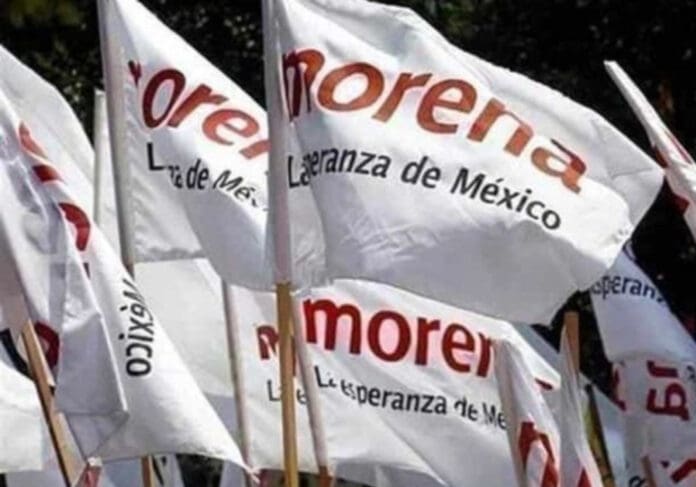 Captan a militante de Morena que reparte propaganda y se roba el detergente