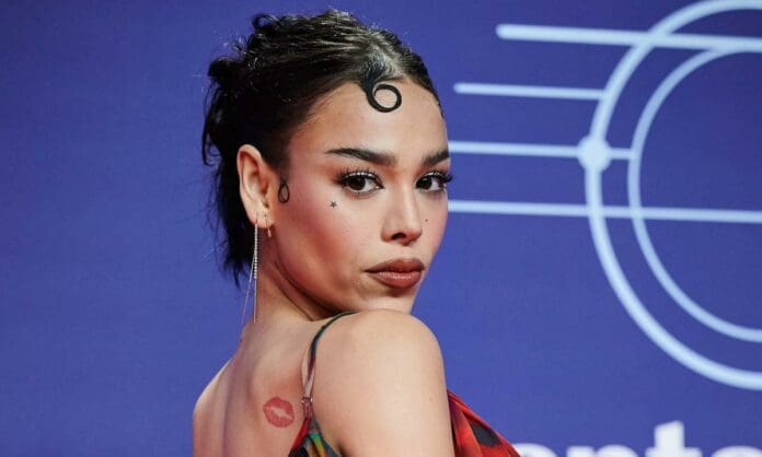 Critican a Danna Paola por decir en plena entrevista prefiere España y no a México