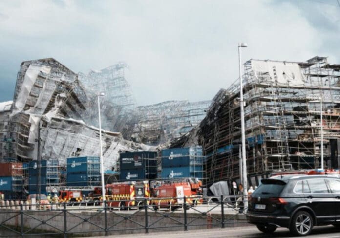 Colapsó el muro exterior de la histórica Bolsa de Copenhague